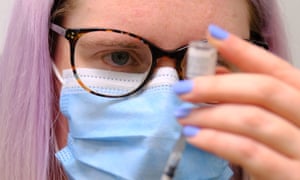 Une infirmière prépare un vaccin Pfizer