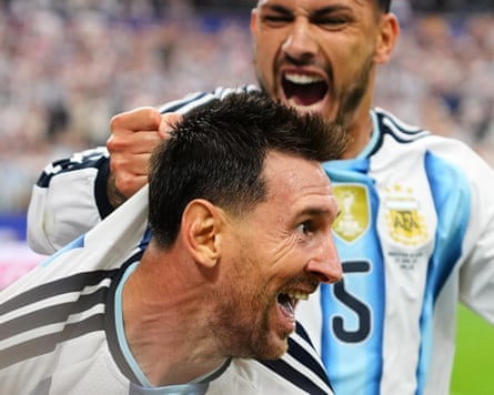 Lionel Messi comemora com Leandro Paredes