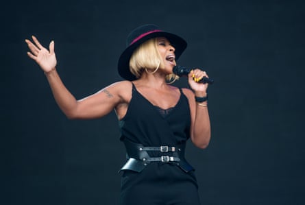 Mary J Blige at Glastonbury in 2015
