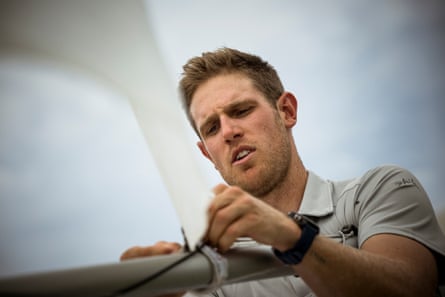 يقوم ماثيو ويرن بإعداد قارب للإبحار في نادي اليخوت الملكي في برايتون، برايتون.