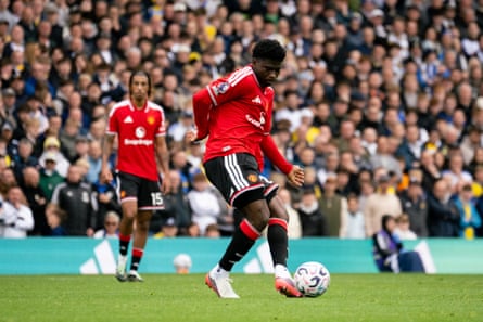 Carlos Baleba plays a pass