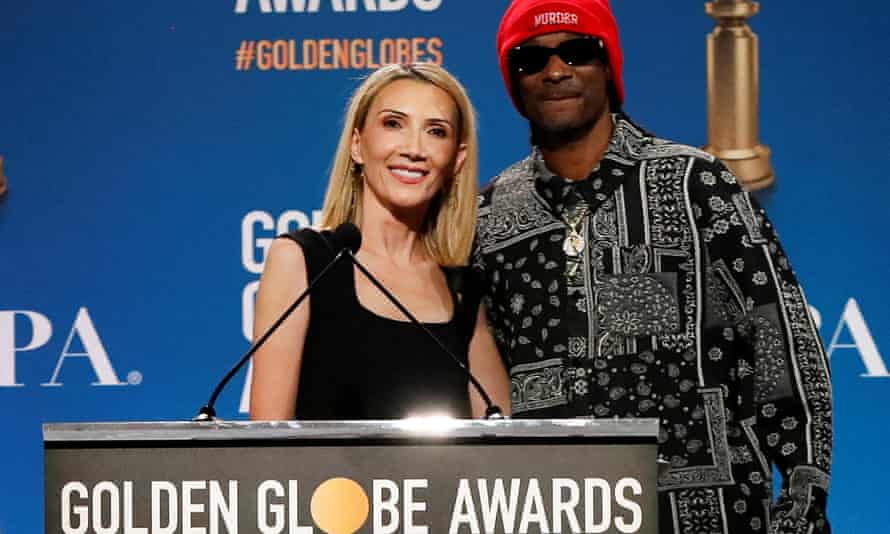 Helen Huen, prezes Hollywood Foreign Press Association i raper Snoop Dogg w 2021 roku.