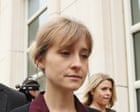 Allison Mack, ex‑attrice di Smallville, condivide la sua esperienza in un gruppo di traffico di esseri umani