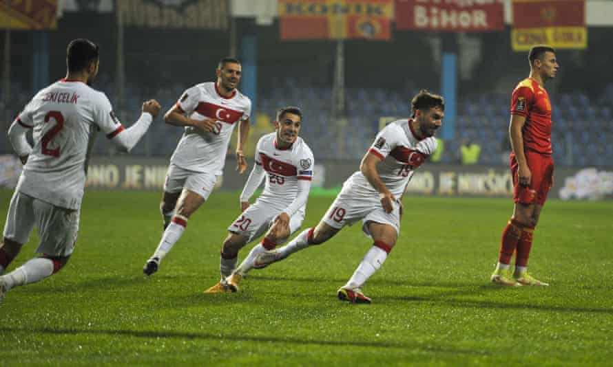 Orkun Kokcu est poursuivi par ses coéquipiers après avoir marqué le but décisif de la Turquie