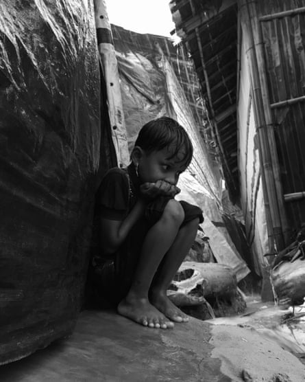 Monsunregnet stopper rohingya-barn fra å gå på skolen, og de fleste bruker i stedet tiden på å leke ute. Ishrat Fori Imran fant 7 år gamle Kazawli gjennomvåt og i ly for det kraftige regnet utenfor teltet hennes.