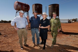 Scott Morrison, with sheep and cattle graziers Stephen and Annabel Tully, and drought coordinator Major-General Stephen Day in Quilpie.