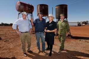 Scott Morrison, with sheep and cattle graziers Stephen and Annabel Tully, and drought coordinator Major-General Stephen Day in Quilpie.