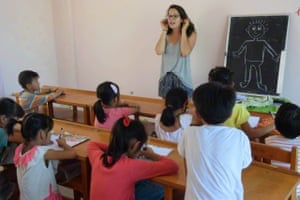 Ruth Vechoeff, a Dutch volunteer of non-profit organisation Greenway China, gives an English lesson in Langshan Village, Lianhua, southwest China’s Guangxi Zhuang Autonomous Region