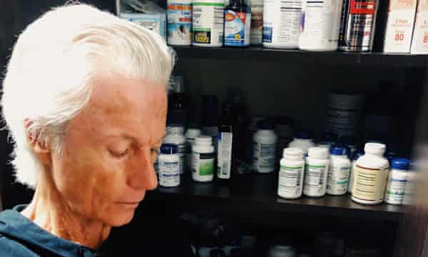 Hasta el fin de los tiempos: James Strole, de 70 años, fundador de la Coalición para la Extensión Radical de la Vida en Arizona, con algunas de las muchas píldoras y suplementos que toma a diario