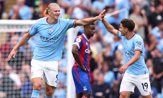 Erling Haaland tacklar Julian Alvarez under Manchester Citys 4-2-seger mot Crystal Palace