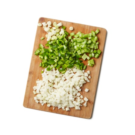 Jambalaya Felicity Kluk: Peel the onion and chop finely, chop the celery and green pepper and chop them finely.  Chop the green onions using the green and white parts, keeping them separate.  Peel and crush garlic.