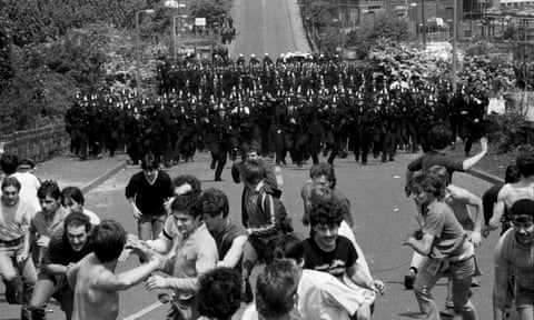 Police officers charge striking miners, mass picket of the Orgreave coking plant, miners strike, Yorkshire.
