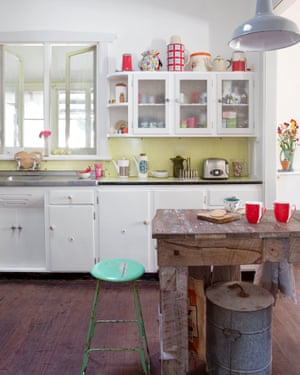 مصممة نسيج استرالية تستخدم الكرافنات القديمة لإنشاء منزل في استراليا مصممة نسيج استرالية تستخدم الكرافنات القديمة لإنشاء منزل في استراليا