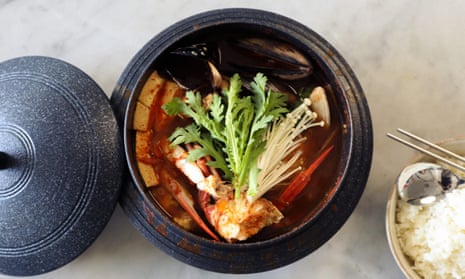Japanese-style seafood hotpot recipe