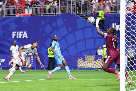 Bellingham heads at the goalkeeper