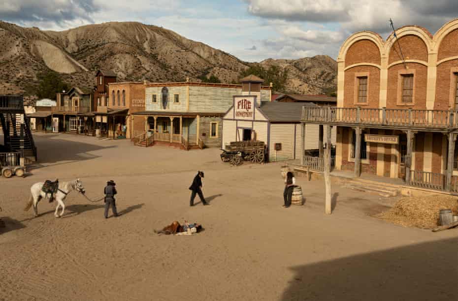 Oasys Mini Hollywoodセットで西部映画シーンを演奏するスタントマン。