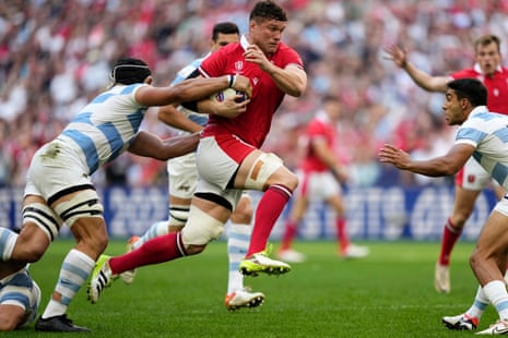 Will Rowlands tries to escape a tackle