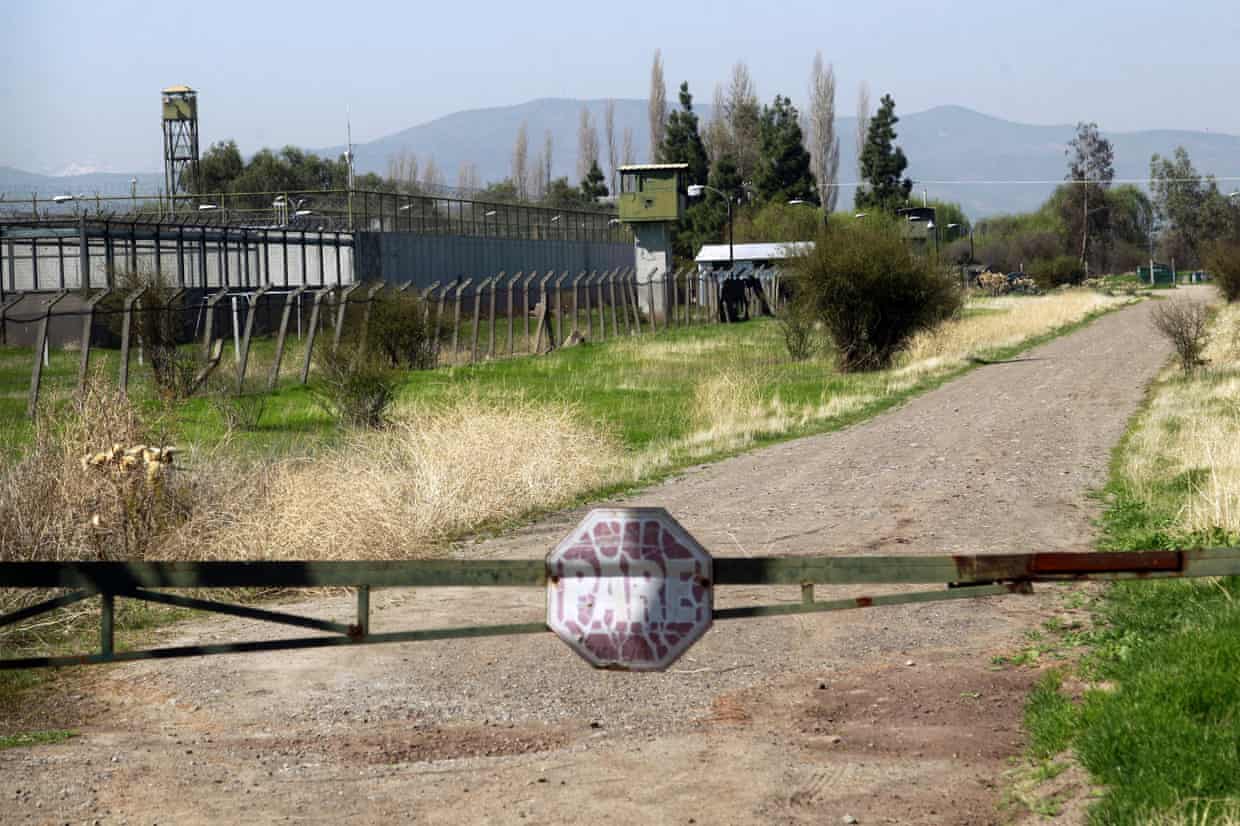 Chile pondrá fin a la vida de lujos en prisión, con tenis y barbacoas, de los secuaces de Pinochet. Chile pondrá fin a la vida de lujos en prisión, con tenis y barbacoas, de los secuaces de Pinochet.