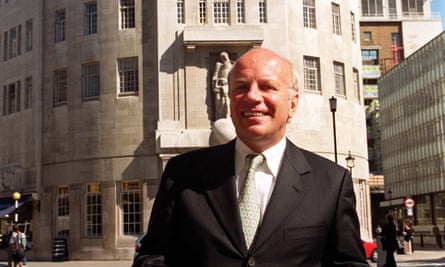 Greg Dyke, qui aurait été donateur du parti travailliste et membre du parti avant de démissionner, lorsqu'il a été nommé directeur général de la BBC en 1999.