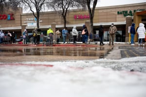 People wait in long lines at an H-E-B grocery store in Austin, Texas on February 17, 2021.