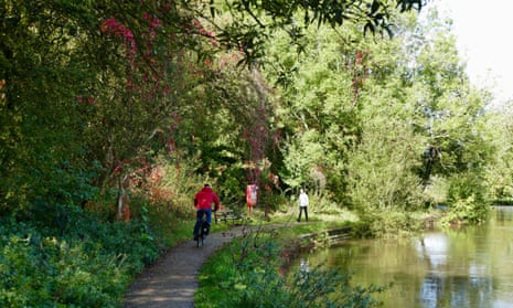 Cyclists and walkers on the Thames Path in Oxford