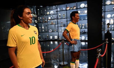 Les œuvres de cire de Marta et Pelé se tiennent côte à côte au siège de la FA brésilienne.