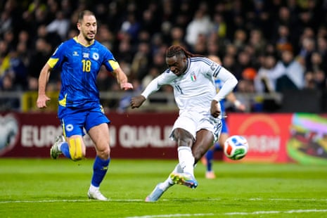 इटली के लिए मोइज़ कीन ने स्कोर किया!