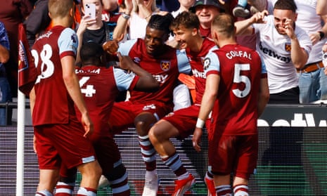 West Ham  celebrates with  Kudus.