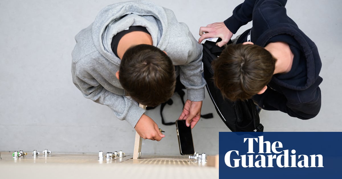 France to tighten mobile phone ban in middle schools