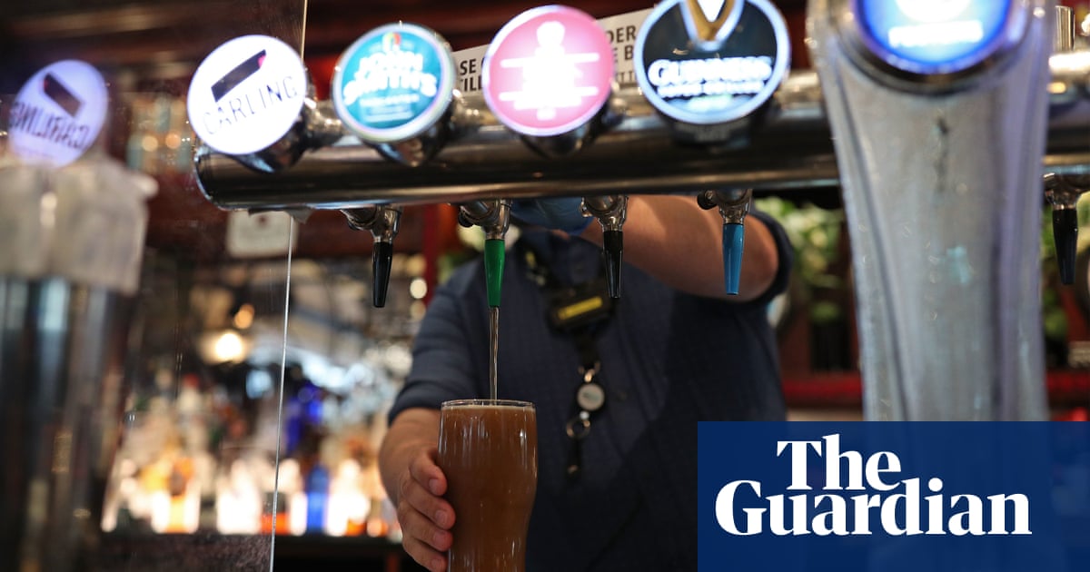 UK restaurants and pubs fear 40% cut in Christmas takings under Covid ‘plan B’