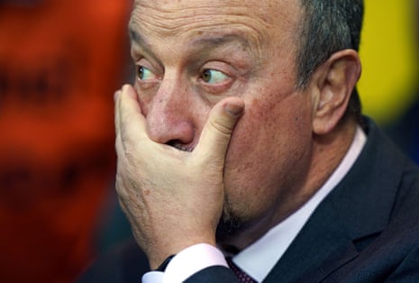 Everton manager Rafael Benítez looking understandably concerned at Carrow Road as Norwich win 2-1