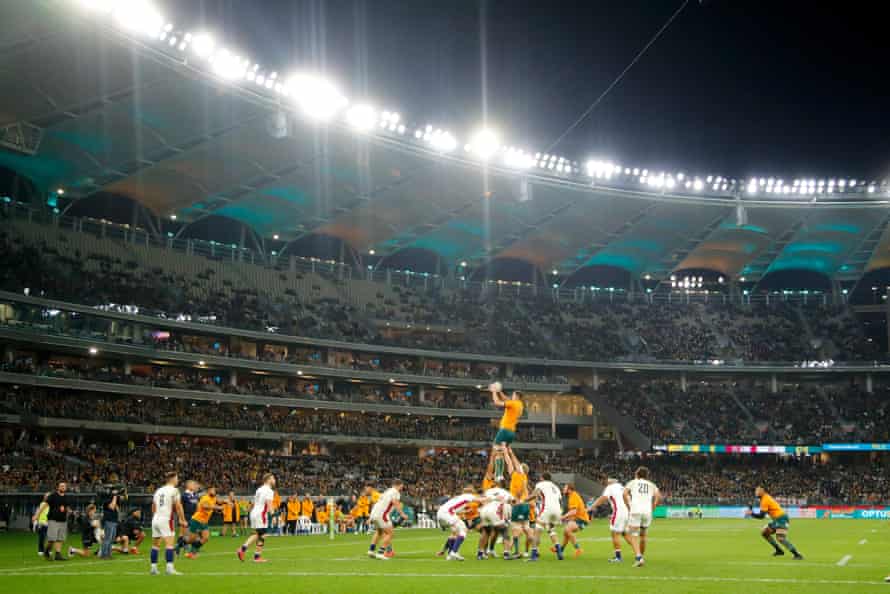 The Wallabies and England contest a lineout at Optus Stadium