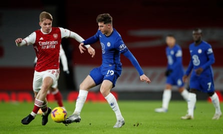 Emile Smith Rowe contests for the ball with Mason Mount.