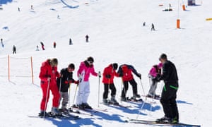 École de ski sur les pistes pour enfants à Comallempla, Arinsal,