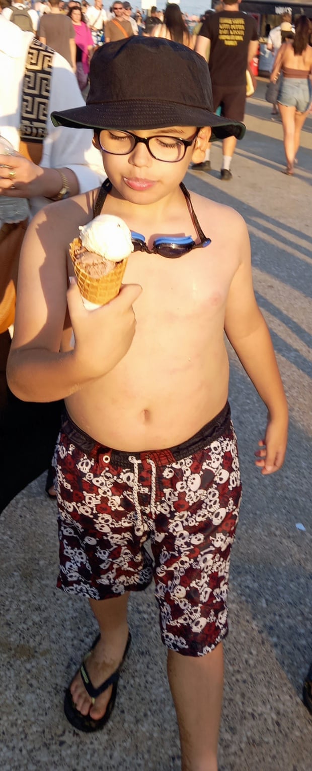 Polis, Bournemouth sahilinde kaybolan dokuz yaşındaki çocuğu arıyor | İngiltere haberleri 1 Massien'in dondurma yerken tam boy fotoğrafı.