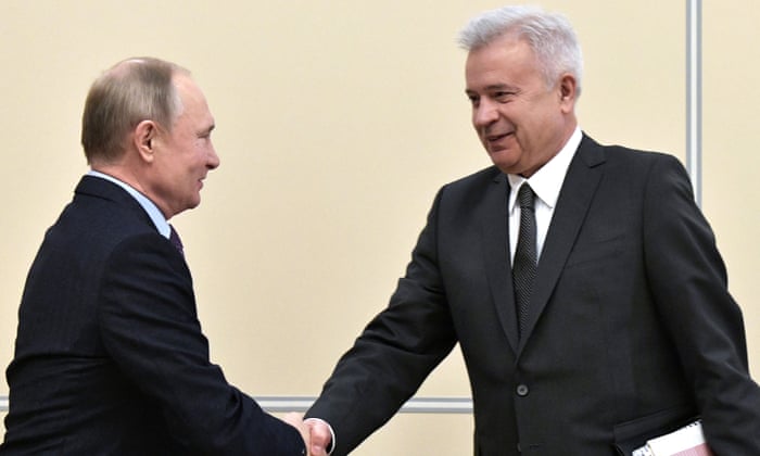 Putin shaking hands with Vagit Alekperov during a meeting in Moscow in 2020.