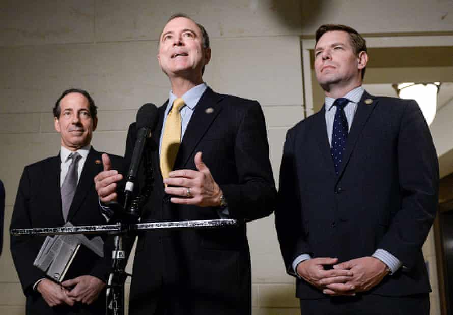 Adam Schiff spricht mit Jimmy Raskin und Eric Swalwell vor Reportern. Trumps Justizministerium hat Aussagen der scharfen Trump-Kritiker Schiff und Swalwell beschlagnahmt.