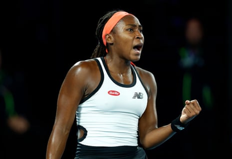 Coco Gauff celebra ganar un punto de set en su partido individual de segunda ronda contra Emma Raducanu.