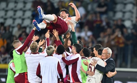 Roma coach Claudio Ranieri (right) celebrates with players after their win against Torino