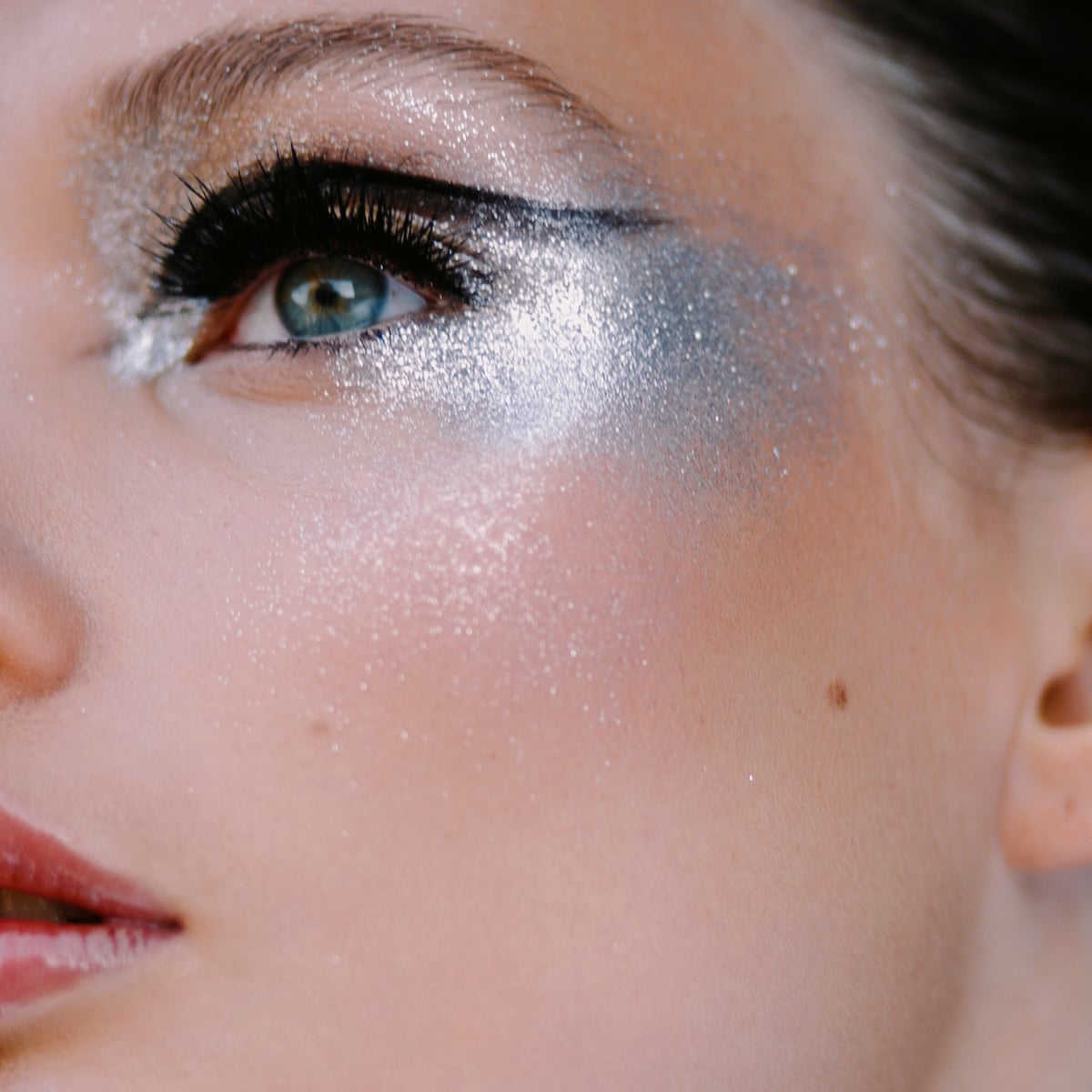 eyeshadow looks for silver dress 12 Silver Makeup Looks That Tap Into the Chromecore Trend