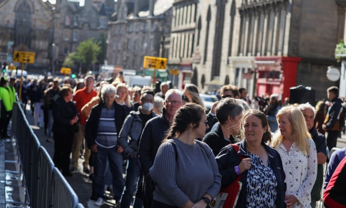 People queue at King George IV bridge to pay their respects to the Queen at St Giles’ cathedral.