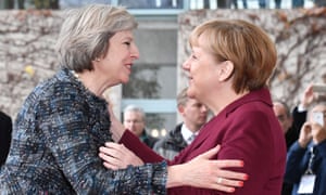 Angela Merkel (a la derecha) da la bienvenida a Theresa May cuando llega para una reunión del presidente de Estados Unidos con líderes europeos en Berlín
