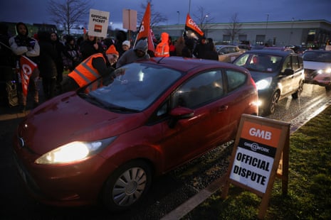 The GMB union members talk to workers as they arrive at the Amazon warehouse in Coventry