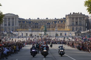 The pack passes Chateau de Versailles.