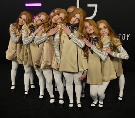 Des danseurs déguisés en robot se produisent sur le tapis noir lors de la première de M3gan à Los Angeles.