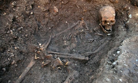 Archaeologists scan Reading garden for bones of King Henry I | Heritage | The Guardian