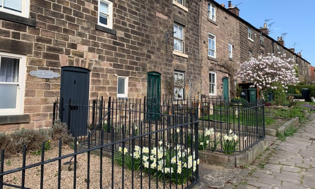 A street of brick houses in Belper, with iron grills and a sign saying “Coupling Cottage”