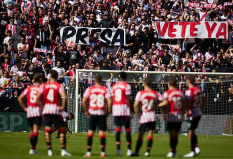 Rayo fans with a banner reading 'Presa Out'.