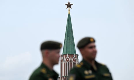 Russian servicemen are pictured in front of one of the Kremlin's towers topped with a ruby star in central Moscow on May 23, 2023. The Kremlin said on May 23, 2023 that Moscow needed to concentrate its military efforts to avoid another Ukrainian incursion into Russia and expressed "deep concern" over the recent skirmishes in the Belgorod region.