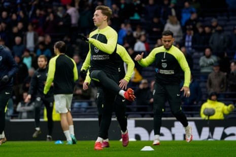 El defensa de Portsmouth, Denver Hume, se prepara con sus compañeros de equipo antes del saque inicial.